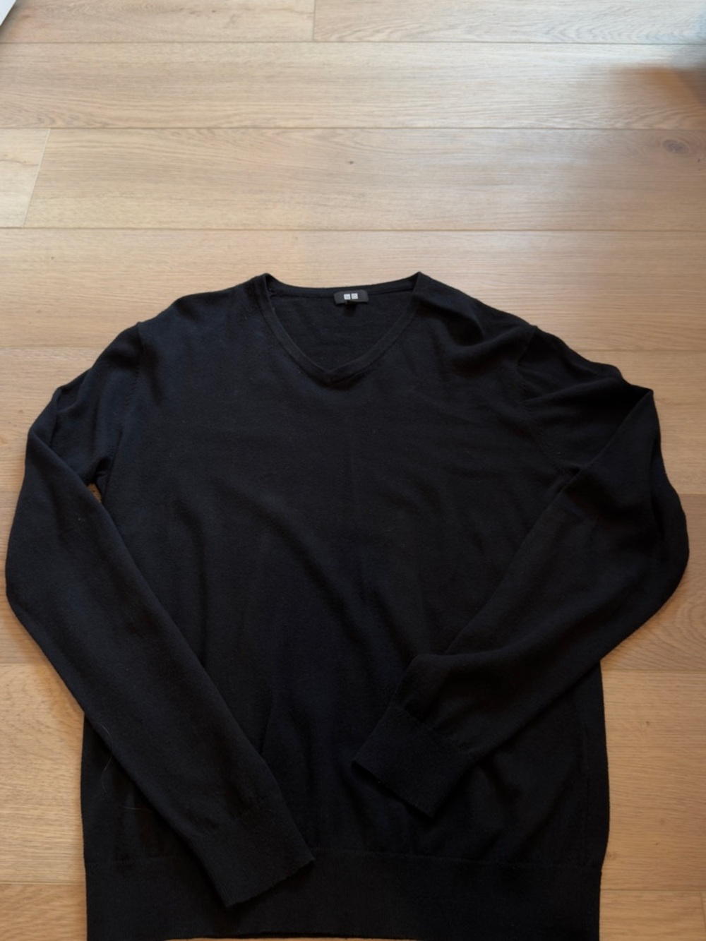 Uniqlo Men's V-Neck Sweater Black Medium Lightweight Knit Pullover Layering